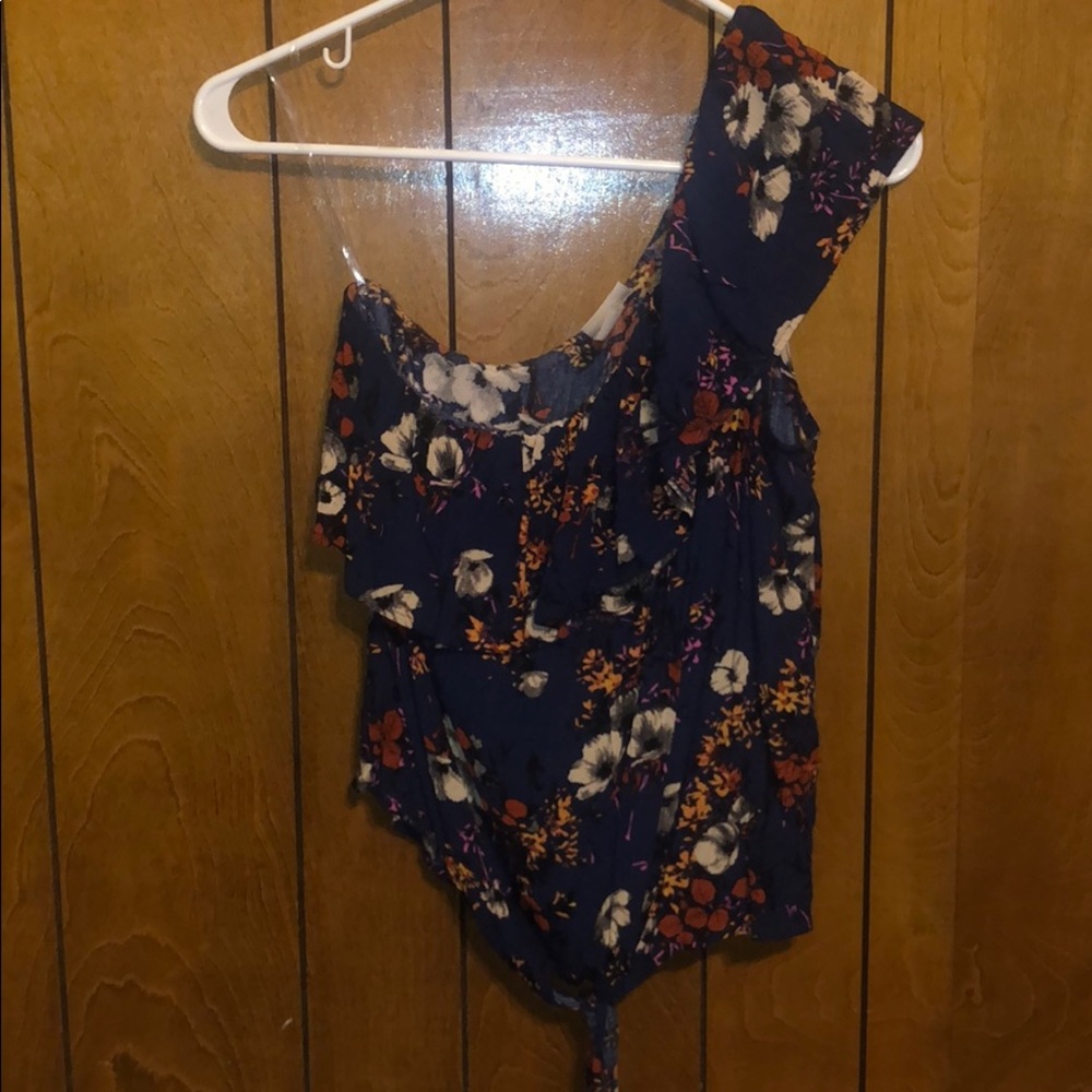 One shoulder top